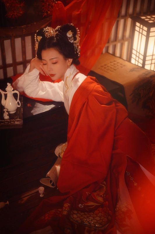 『汉服写真』“酒黯乡魂，追旅思，夜夜除非，好梦留人睡。明月楼高休独倚，酒入愁肠，化作相思泪” - 拿相机的执义